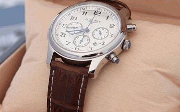 腕表劃痕原因解析（保養(yǎng)與修復(fù)小貼士）（圖）