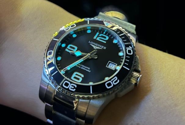 浪琴怎么調日期和時間（手表日常維護的小技巧）（圖）